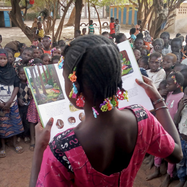 Un atelier lecture du micro-projet « Yaang Ma » porté par l’association L’ensemble artistique et culturel Wakat à la médiathèque de Tampouy. Décembre 2020 © ENSEMBLE ARTISTIQUE ET CULTUREL WAKAT/GRET