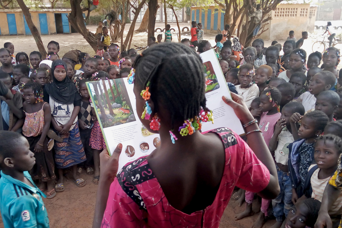 Un atelier lecture du micro-projet « Yaang Ma » porté par l’association L’ensemble artistique et culturel Wakat à la médiathèque de Tampouy. Décembre 2020 © ENSEMBLE ARTISTIQUE ET CULTUREL WAKAT/GRET