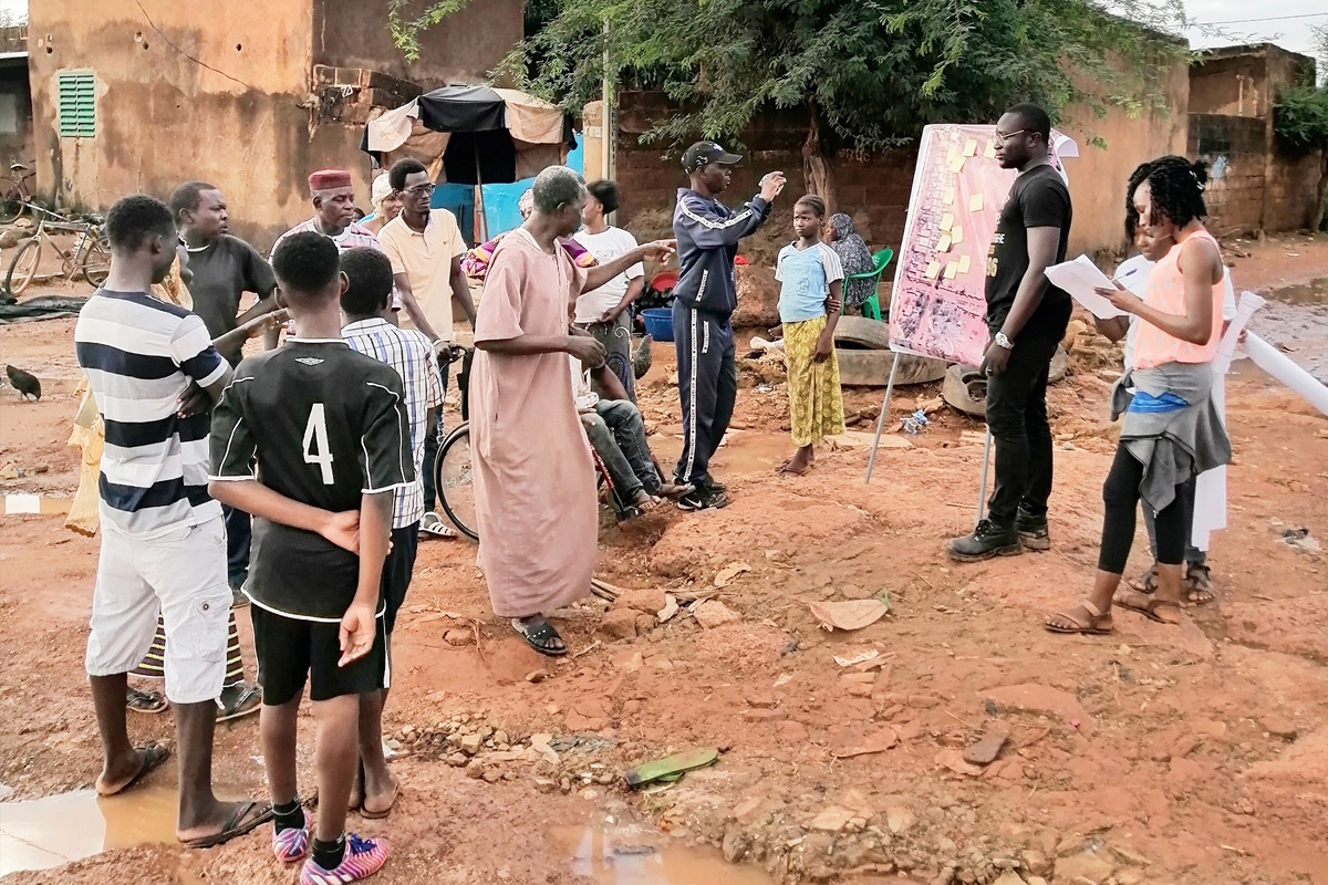 Marche exploratoire avec les habitants du quartier sur le thème de l’accessibilité, sur le site de Dassasgho. Août 2020. © GRET.