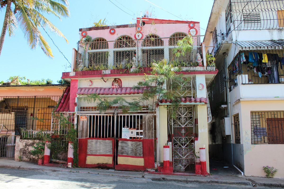 Maisons consolidées proches du cours d’eau dans le district spécial de planification du Caño Martín Peña. ©PIERRE ARNOLD, FÉVRIER 2017