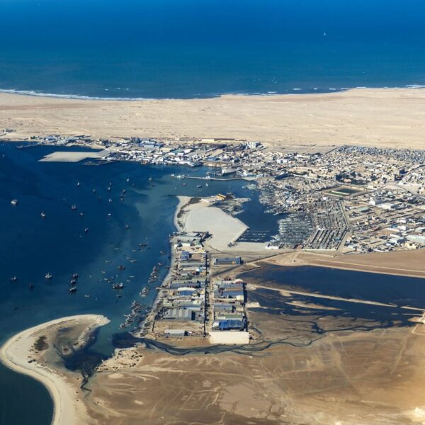 Vue générale de la péninsule de Nouadhibou, 2017. Malgré les transformations conséquentes effectuées depuis la fondation de la zone franche (2013), une spéculation foncière incontrôlée a contribué à fragiliser la restructuration du port. 2017 © Michel Caron