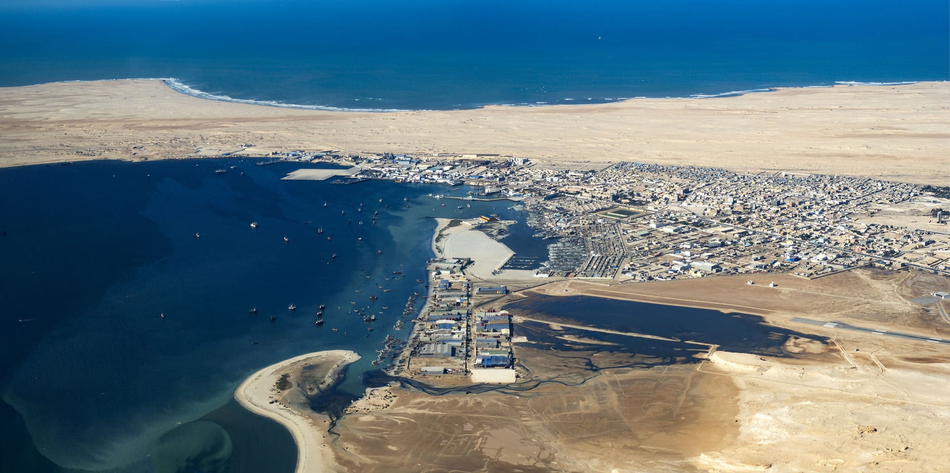 Vue générale de la péninsule de Nouadhibou, 2017. Malgré les transformations conséquentes effectuées depuis la fondation de la zone franche (2013), une spéculation foncière incontrôlée a contribué à fragiliser la restructuration du port. 2017 © Michel Caron