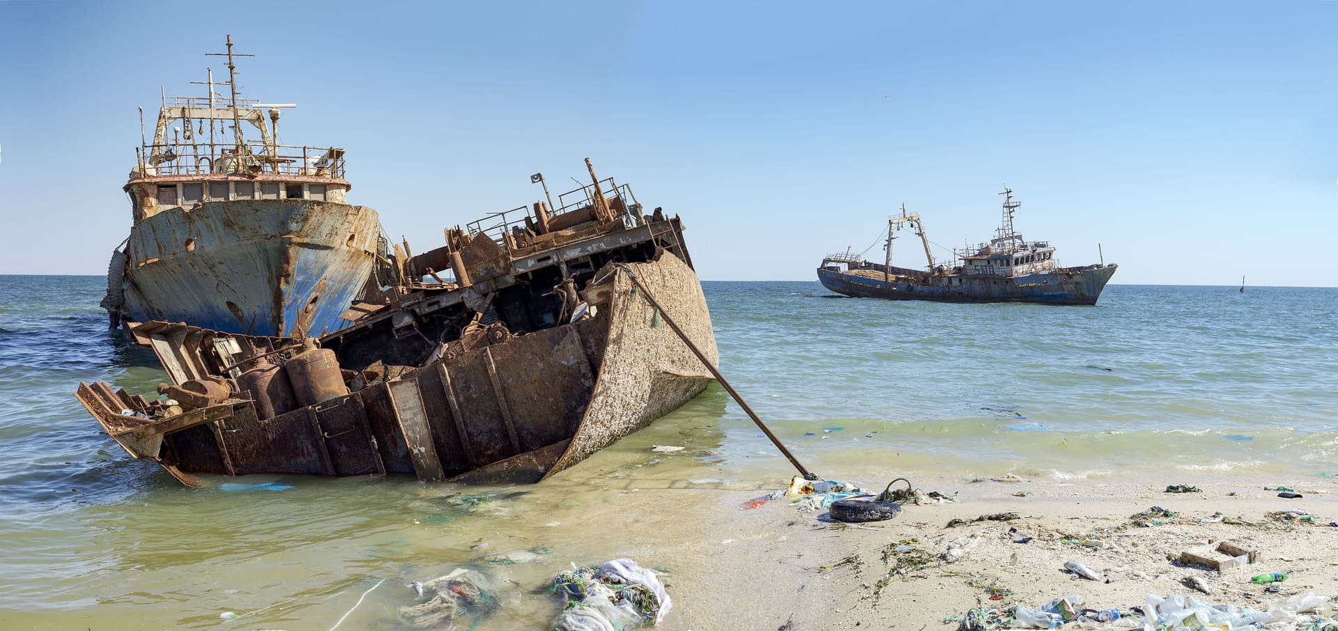 Faute de mesures énergiques, le littoral de la baie du Lévrier est jonché de dizaines et dizaines d’épaves polluant notamment les ressources halieutiques. © Michel Caron
