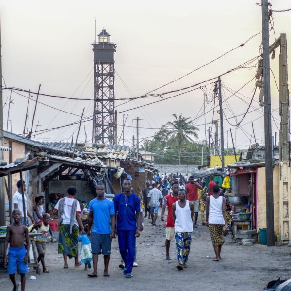 Ancien quartier, aujourd’hui rasé, de Xwlapodji, à l’arrière-plan, le phare du wharf colonial de Cotonou. Le « nouveau » port construit juste après l’indépendance se trouve à proximité immédiate. Mars 2017 © Michel Caron