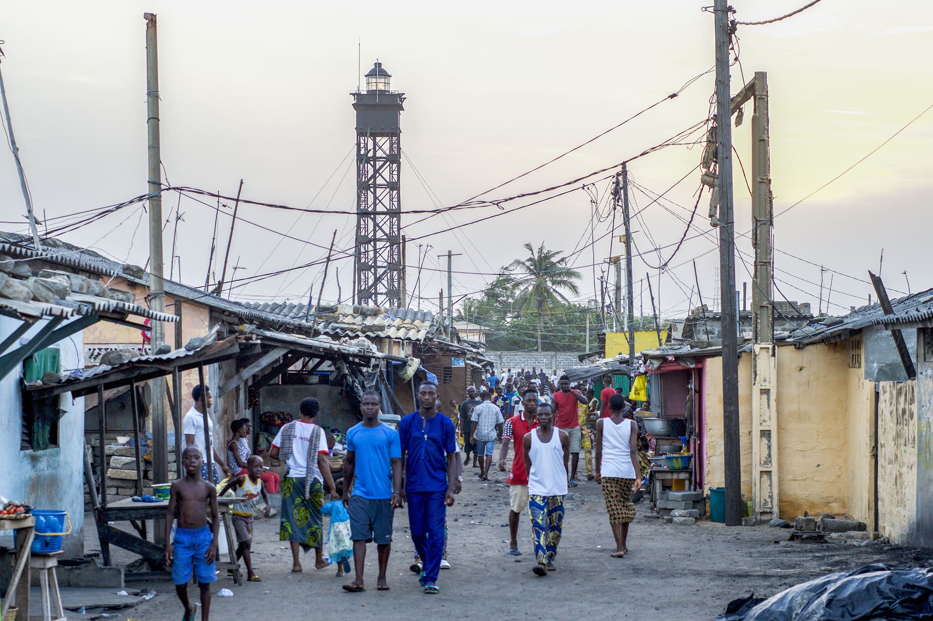 Ancien quartier, aujourd’hui rasé, de Xwlapodji, à l’arrière-plan, le phare du wharf colonial de Cotonou. Le « nouveau » port construit juste après l’indépendance se trouve à proximité immédiate. Mars 2017 © Michel Caron