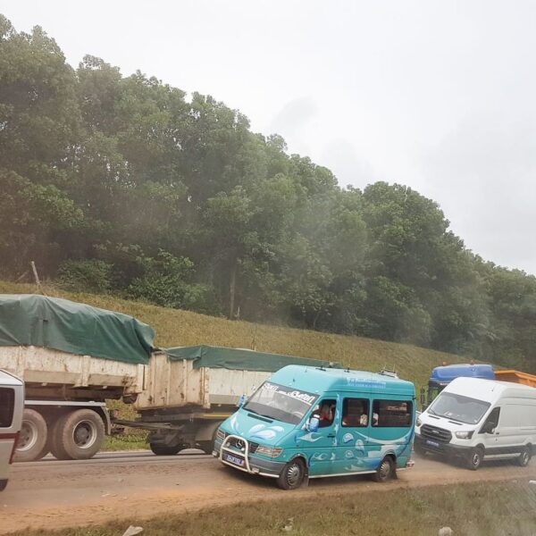 Embouteillages sur la route nationale 1 à la sortie de l’agglomération d’Abidjan©Yann Alix