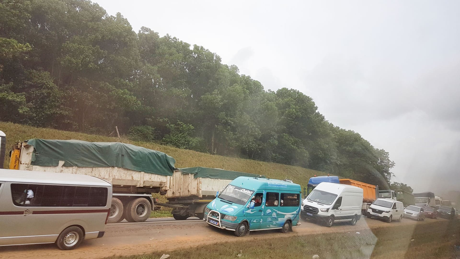 Embouteillages sur la route nationale 1 à la sortie de l’agglomération d’Abidjan©Yann Alix