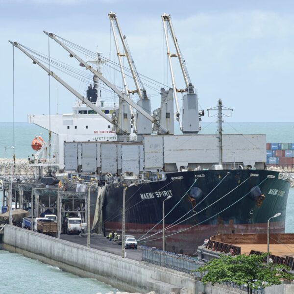 Port de Cotonou : déchargement de charbon pour production d’électricité locale et livraison vers le Niger par camion. 2017 © Michel Caron