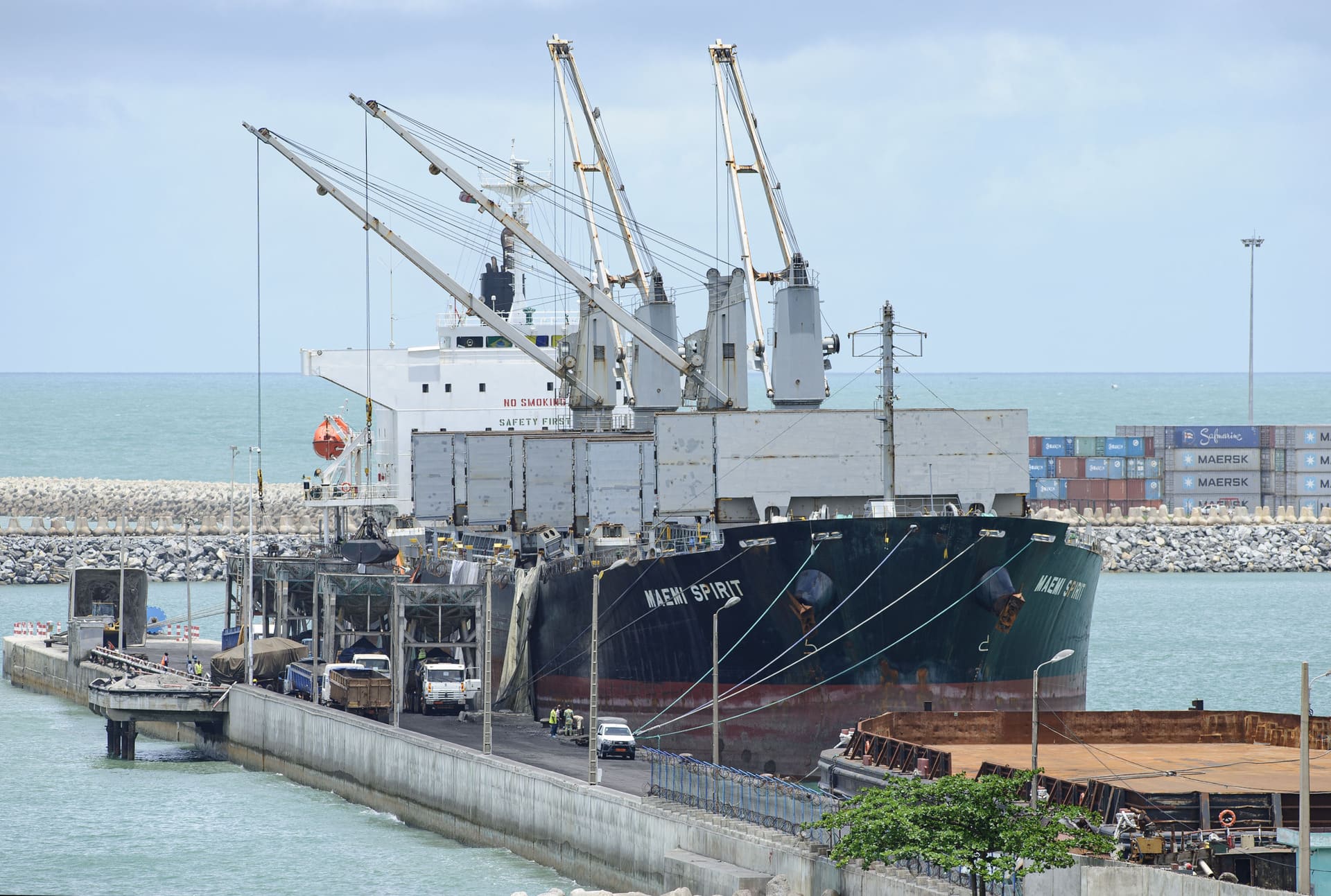 Port de Cotonou : déchargement de charbon pour production d’électricité locale et livraison vers le Niger par camion. 2017 © Michel Caron