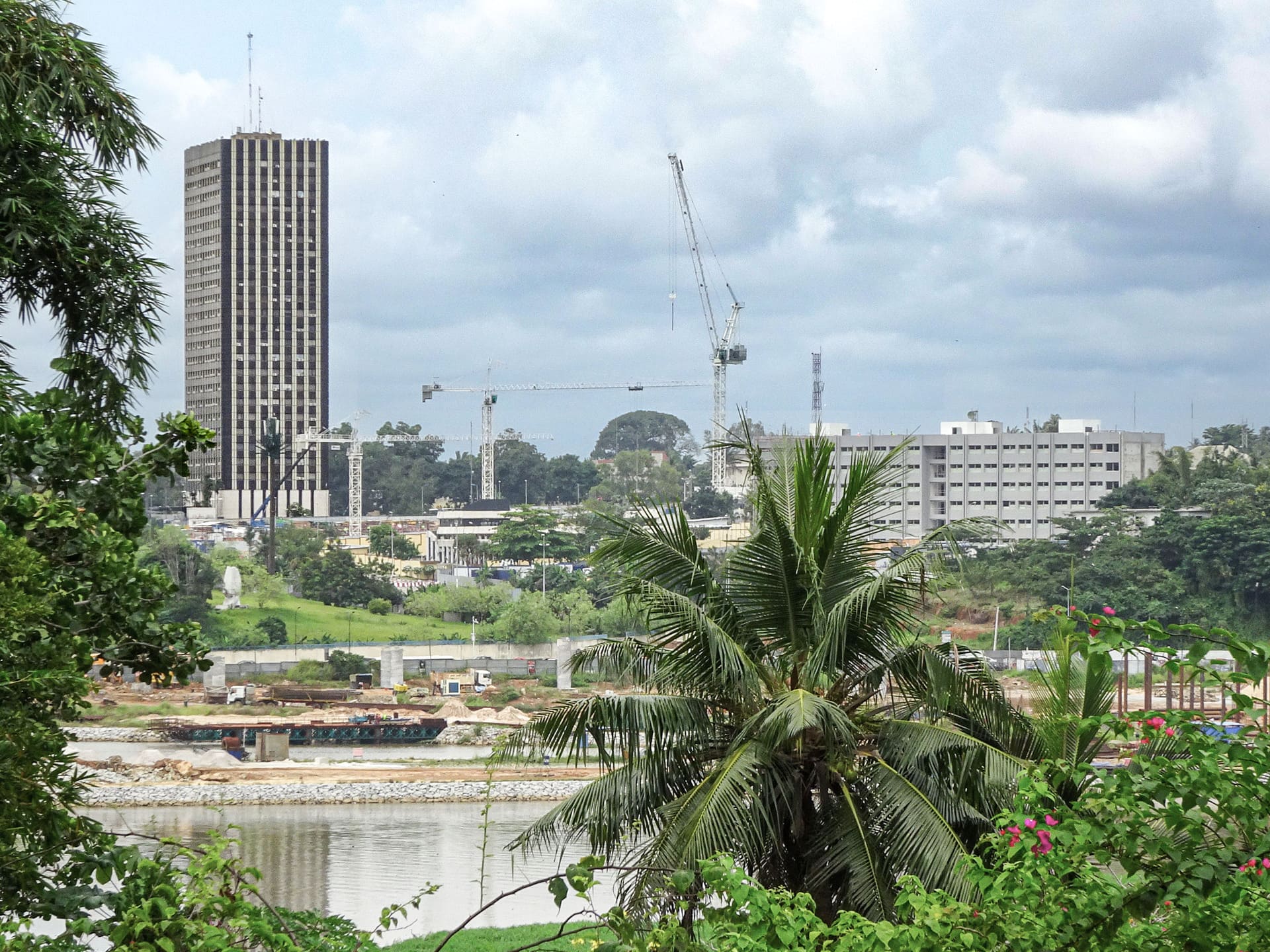 À l’issue du grand chantier de réaménagement de la baie de Cocody, Abidjan ambitionne de retrouver son image de « perle des lagunes ».© L.Ginisty