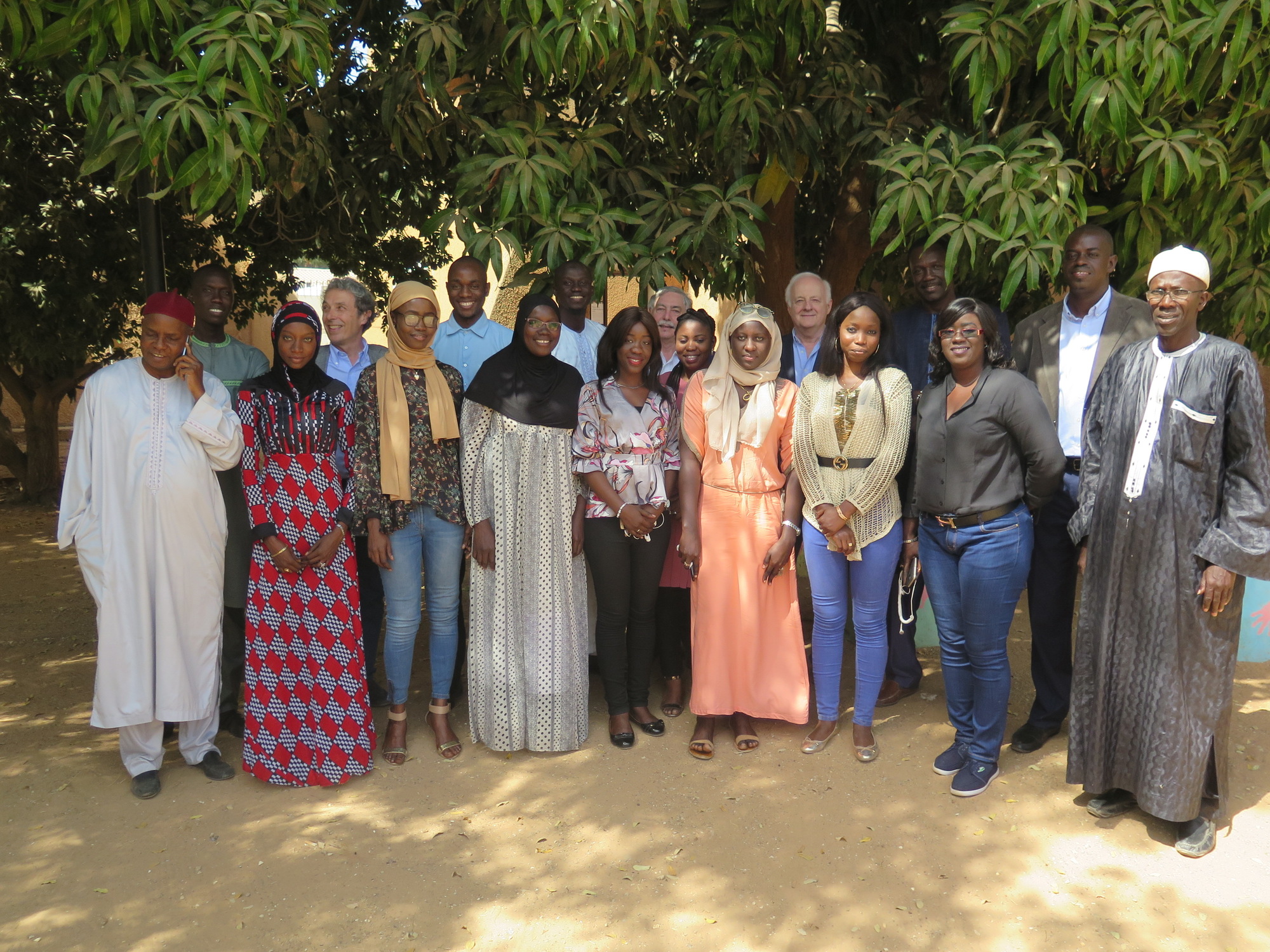 Groupe des étudiants enquêteurs du projet CRDI en compagnie de : Souleymane Dia, Aly Sada Timera, Michel Max Raynaud, Maurice Cusson, Clément Demers, Fama Laye Han, Ibrahima Ndiaye, Ibrahima Hann.